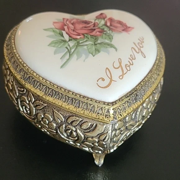 Vintage Sankyo Japan Heart-Shaped Trinket Music Box with Roses - Picture 6 of 8